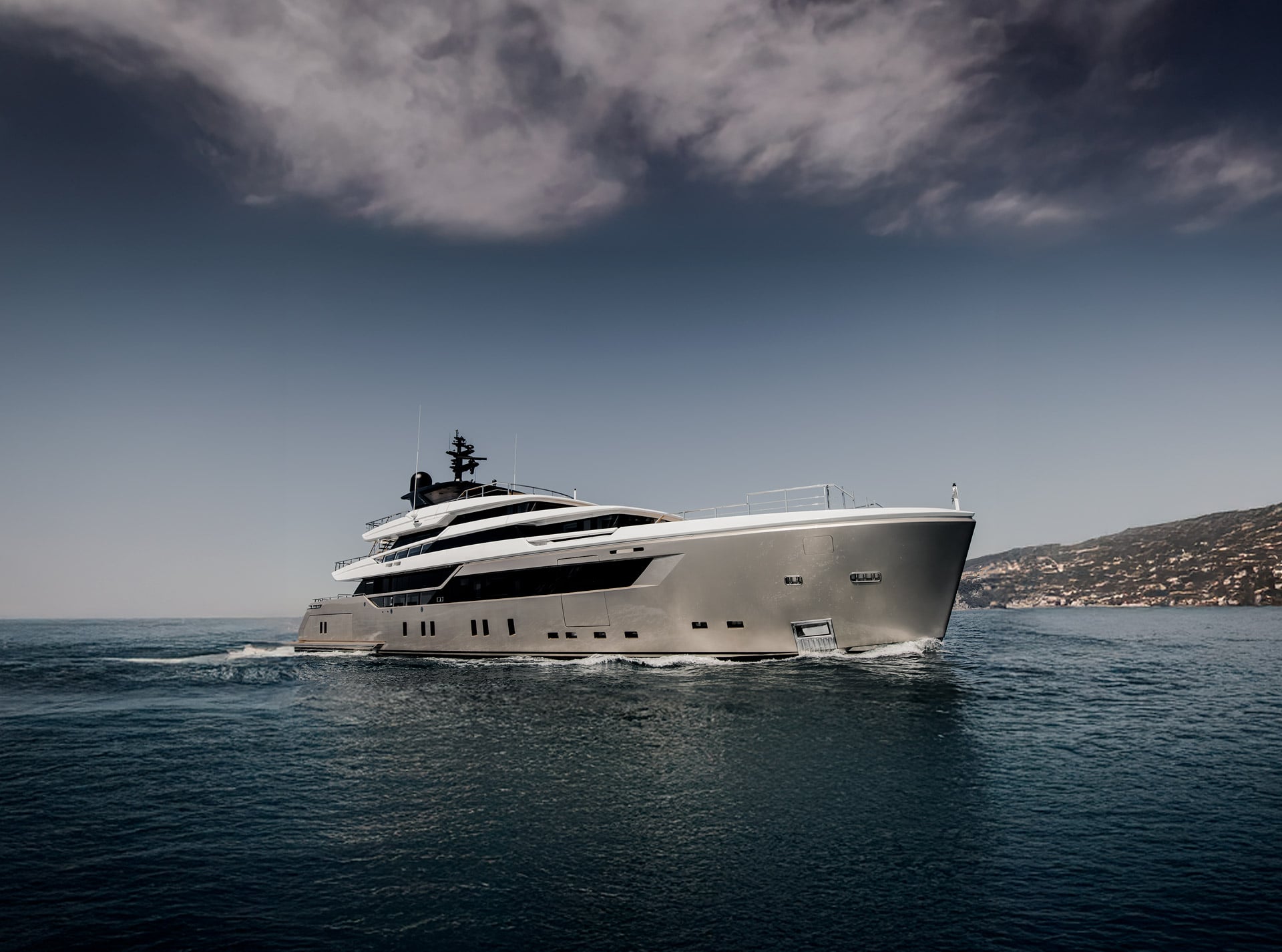 Sanlorenzo — Yacht in ruhiger Bucht
